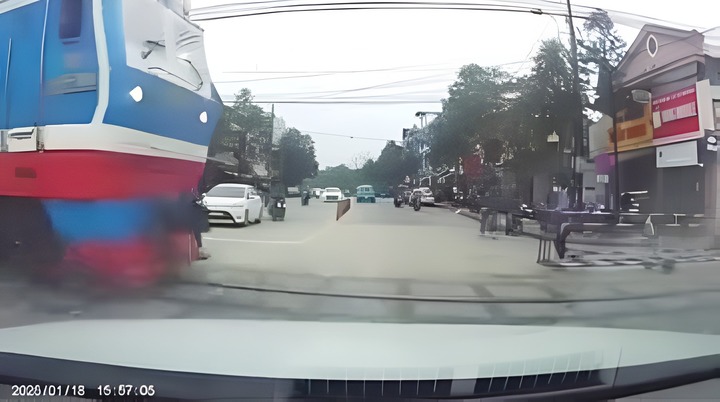 Vụ clip tàu hỏa lao nhanh suýt đâm ô tô: Tạm đình chỉ 3 người trực gác