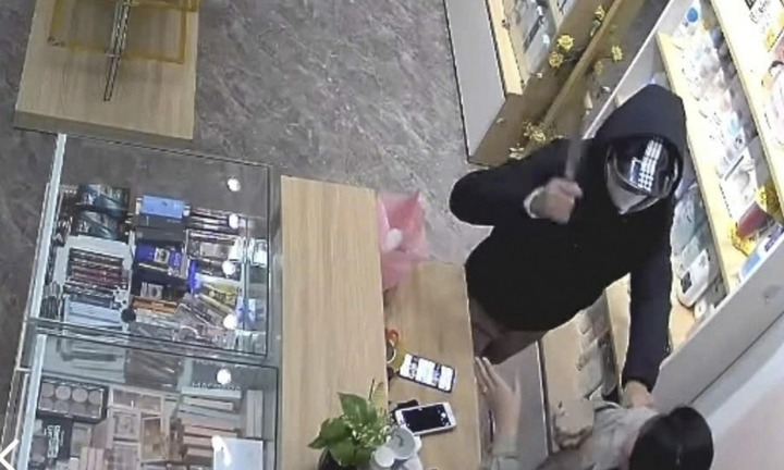 Xác minh clip người đàn ông cầm dao nghi cướp tài sản tại cửa hàng mỹ phẩm