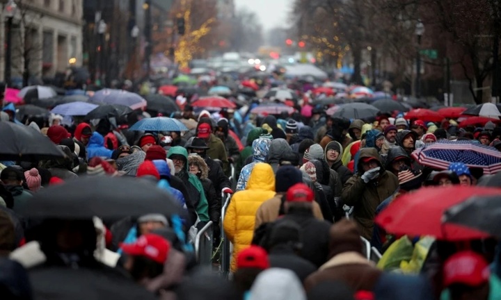 Hàng nghìn người xếp hàng trong thời tiết giá lạnh để chờ đón ông Trump