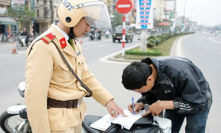 Nhờ người khác đi nộp phạt vi phạm giao thông được không?