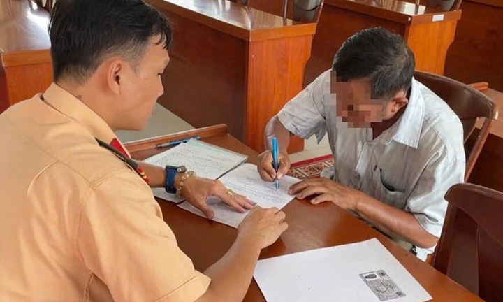 Tài xế xe ôm công nghệ chỉnh đèn tín hiệu giao thông ở TP.HCM bị xử phạt 4 triệu đồng