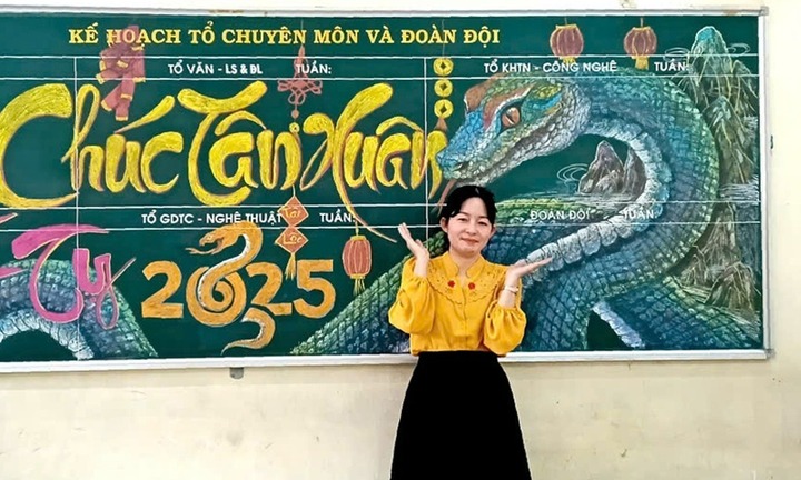 Cô giáo ở Phú Yên vẽ linh vật rắn dài 6m, uốn lượn mềm mại trên bảng phấn