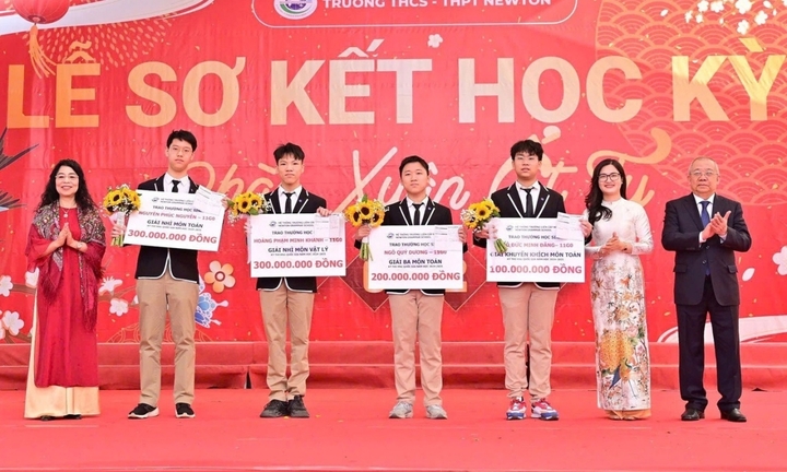 Một trường ở Hà Nội thưởng “khủng” cho 4 học sinh giỏi quốc gia, em cao nhất lĩnh 300 triệu đồng