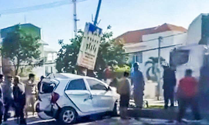 Ô tô bẹp dúm, biến dạng hoàn toàn sau va chạm, 1 người bị thương