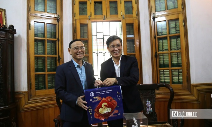 Chủ tịch Hội Luật gia Việt Nam thăm, chúc Tết nguyên Chủ tịch Hội