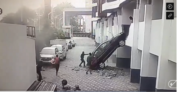 Clip: Thót tim ô tô lùi thủng tường, rơi từ tầng 2 bãi đỗ xe xuống đất