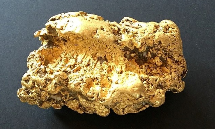 Người đàn ông nhặt được cục vàng khổng lồ, mất ăn mất ngủ để canh chừng