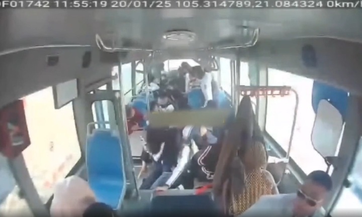 Clip: Dừng đón trả khách trên đường, xe buýt chở hàng chục học sinh bị xe ben tông trúng