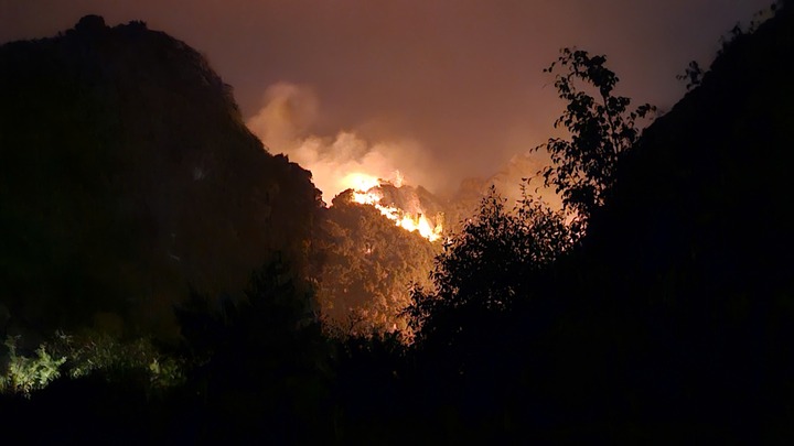 Cháy rừng nằm trong quần thể danh thắng Tràng An, hàng trăm người dập lửa