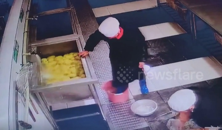 Clip: Rùng mình trước quy trình chế biến thức ăn tại một căng tin trường học