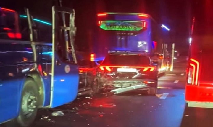 Hiện trường vụ 5 ô tô tông liên hoàn trên cao tốc Vĩnh Hảo - Phan Thiết