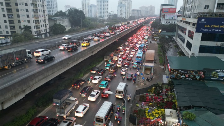  Giao thông cửa ngõ Hà Nội trong ngày nghỉ Tết đầu tiên: Ùn dài hàng cây số vào sáng sớm