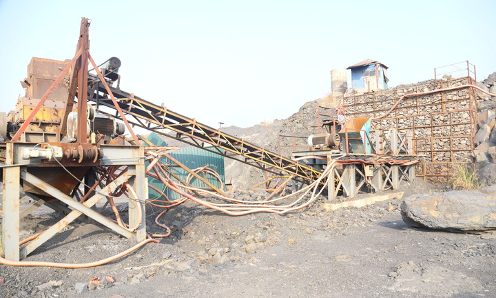 Quảng Ninh: Khai thác 56.000 tấn đá đen, 5 thanh niên bị bắt tạm giam