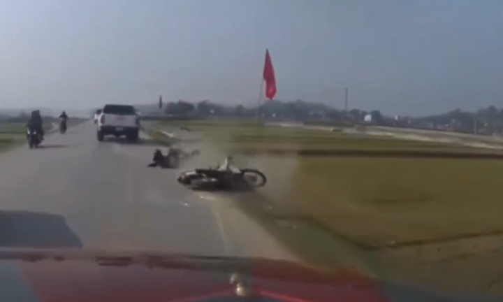 Clip: Khoảnh khắc xe bán tải chèn ngã 2 người đi xe máy rồi bỏ chạy