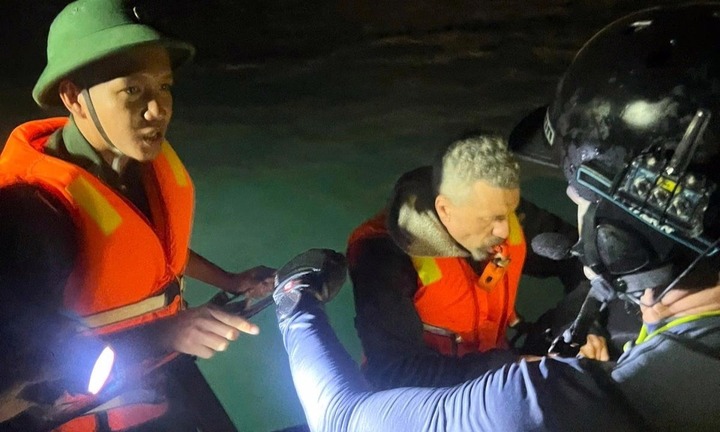 Bình Thuận: Giải cứu du khách nước ngoài bị trôi dạt trên biển Mũi Né