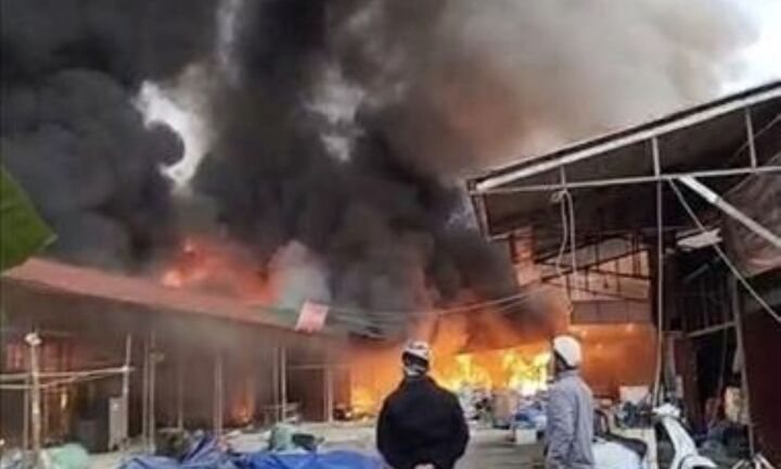 Clip: Cháy chợ ở Hà Giang, lửa lan nhanh khó kiểm soát, chưa thống kê được thiệt hại