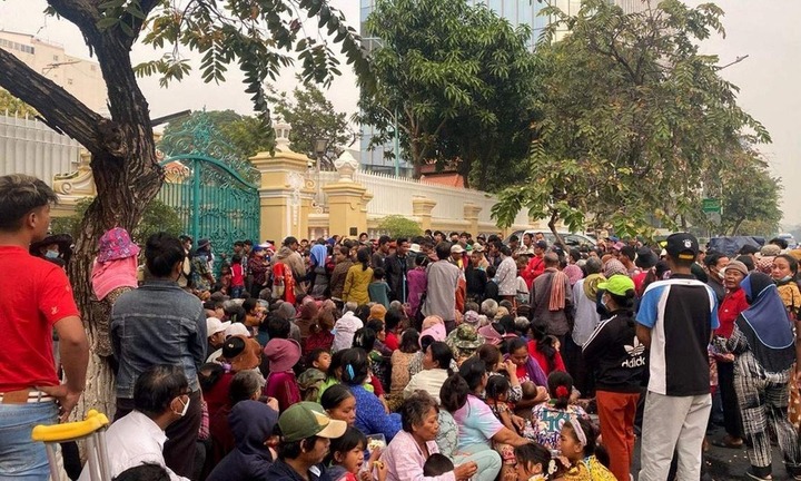 Clip: Khoảnh khắc đám đông chen lấn nhận lì xì Tết trước cửa nhà đại gia khiến 4 người mất mạng