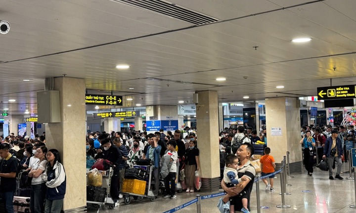 Khung cảnh sân bay Tân Sơn Nhất vào giai đoạn cao điểm Tết Nguyên đán
