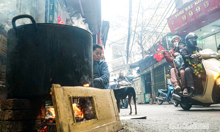 Người Hà Nội quây quần bên bếp củi luộc bánh chưng đón Tết Nguyên Đán