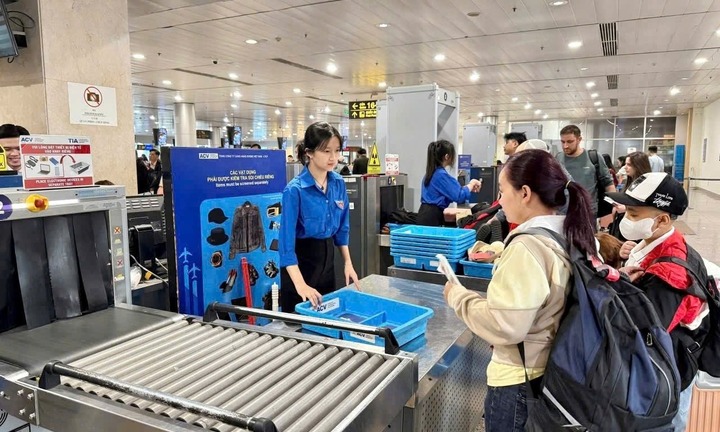 Sân bay Tân Sơn Nhất huy động 100 bạn trẻ hỗ trợ hành khách ngày 27 Tết