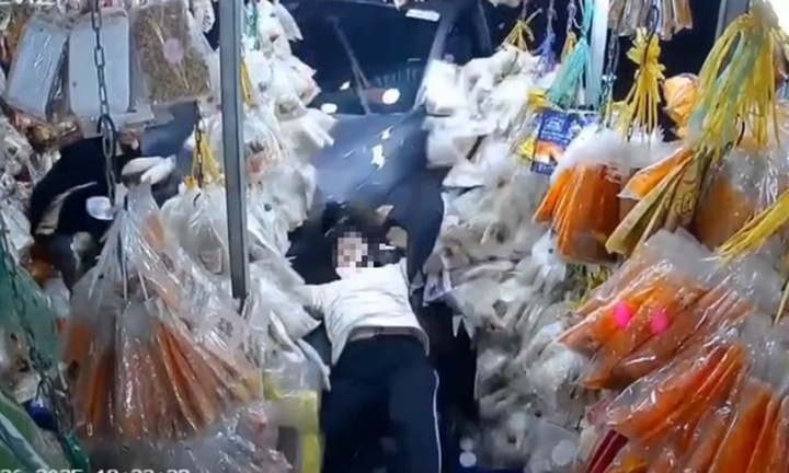 Khoảnh khắc ô tô lao vào tiệm bánh tráng, hất văng người phụ nữ ở TP.HCM