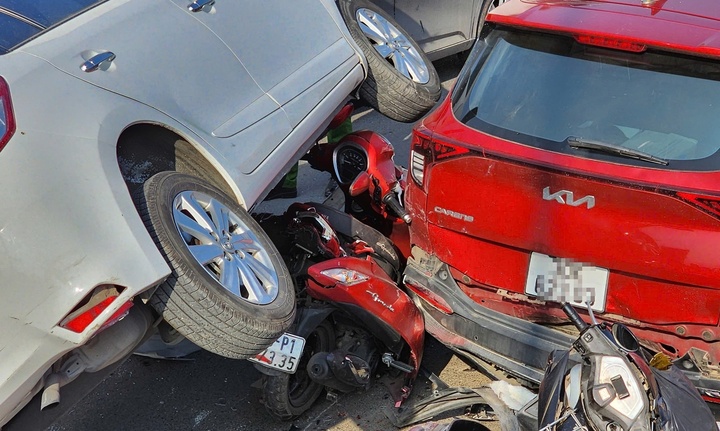 Vụ ô tô tông liên hoàn trước cổng chợ hoa Tết, nhiều người nhập viện: Tài xế nói gì?