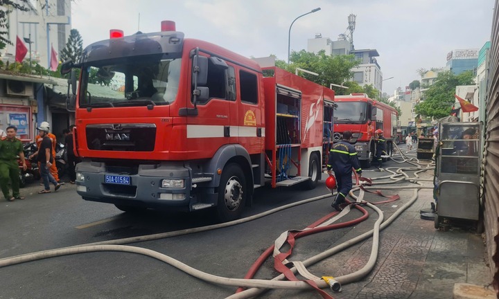 Giải cứu người phụ nữ mắc kẹt trong đám cháy ở trung tâm TP.HCM