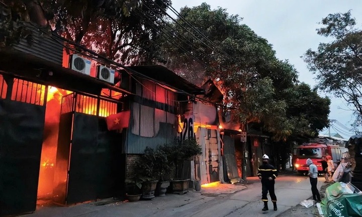 Hà Nội: Cháy nhiều nhà xưởng ở đường Nguyễn Đăng Giáp ngày 29 Tết