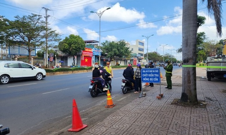 Clip: CSGT đo nồng độ cồn sáng mùng 1 Tết, nhiều người dân bất ngờ