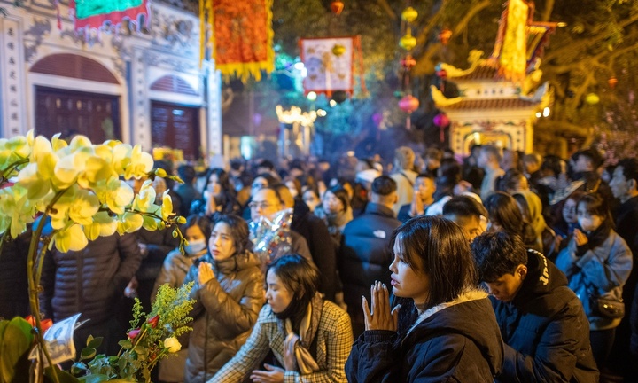 Chen chân đi lễ Phủ Tây Hồ đầu năm mới Ất Tỵ 2025