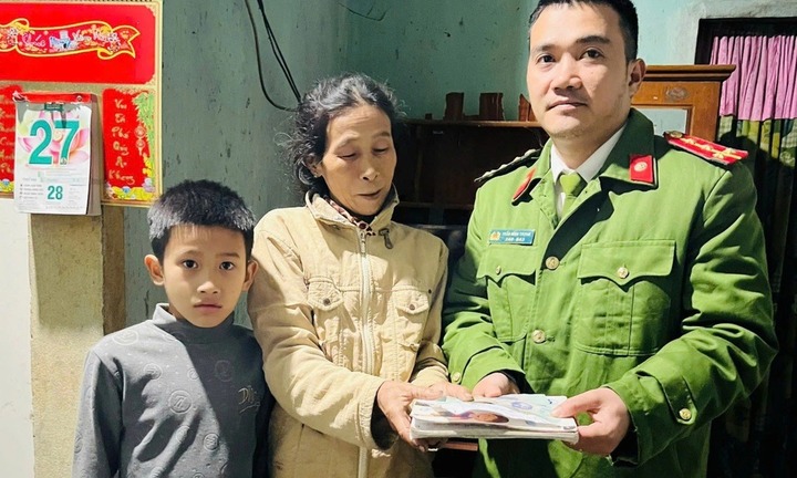 Người phụ nữ làm rơi 1,5 triệu đồng tiền tích cóp nhận niềm vui không thể ngờ trong đêm giao thừa