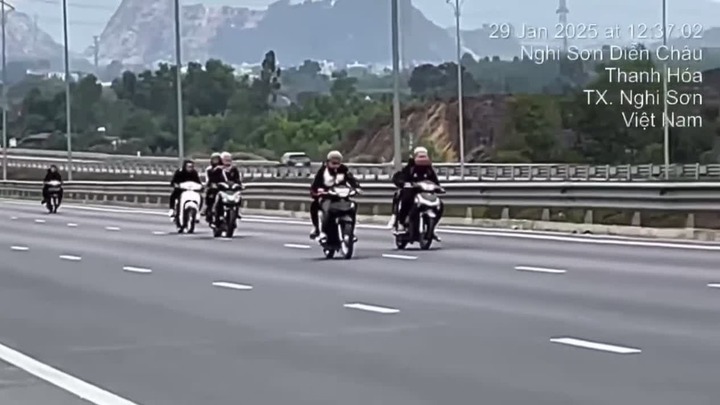 Bắt nhóm đối tượng lái xe máy tháo biển số, lạng lách trên cao tốc đi lễ đầu năm