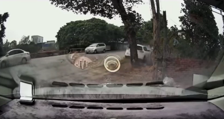 Clip: Camera ghi lại khoảnh khắc ô tô con lao xuống sông, 7 người tử vong ở Nam Định