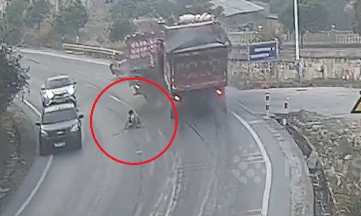 Clip: Tài xế xe ben nhảy khỏi cabin thoát thân sau pha va chạm giao thông