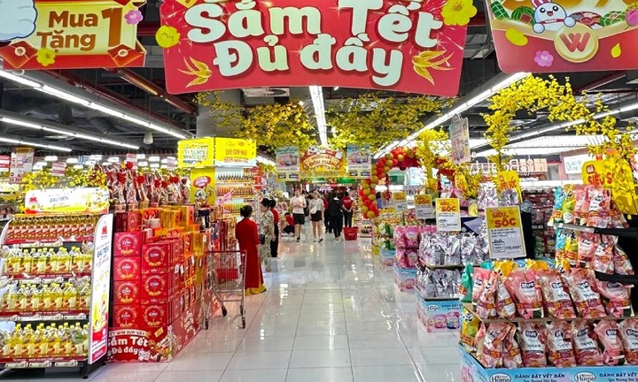 Thị trường mùng 2 Tết: Nhiều cửa hàng, siêu thị hoạt động mở cửa, giá hàng hóa tăng nhẹ