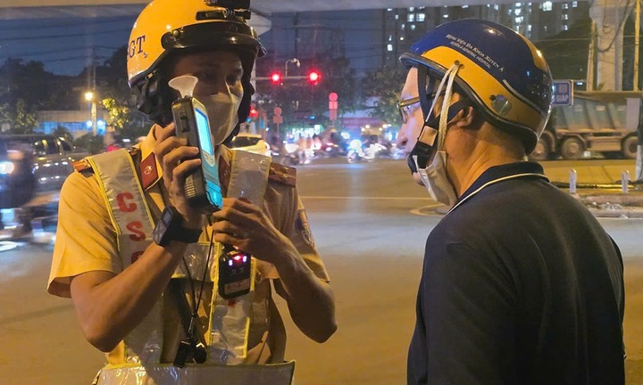 TP.HCM kiểm tra nồng độ cồn xuyên Tết, khuyến cáo đặc biệt đến người dân