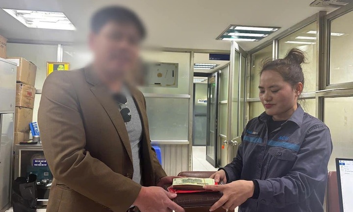 Hành khách bỏ quên túi chứa nhiều tiền, vàng tại sân bay Nội Bài