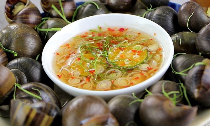 Muốn pha nước chấm ốc luộc chuẩn vị cần những loại gia vị nào?