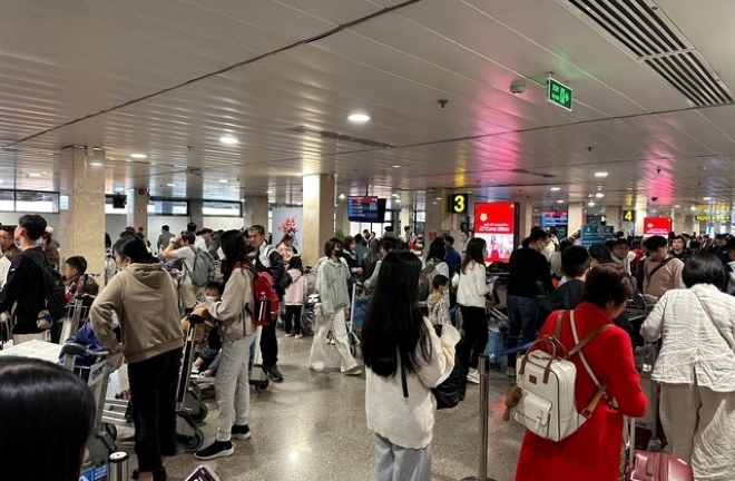 Người dân đổ xô trở lại TP.HCM qua sân bay Tân Sơn Nhất dù chưa hết kỳ nghỉ Tết