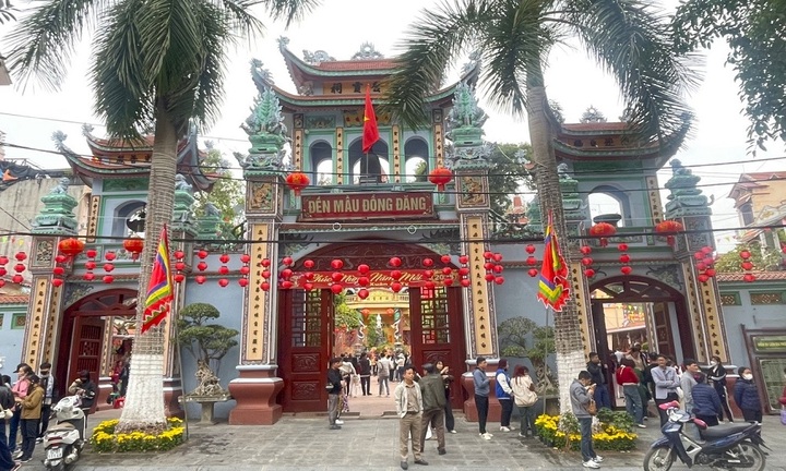 Người dân nô nức đến chiêm bái đền Mẫu Đồng Đăng đầu năm