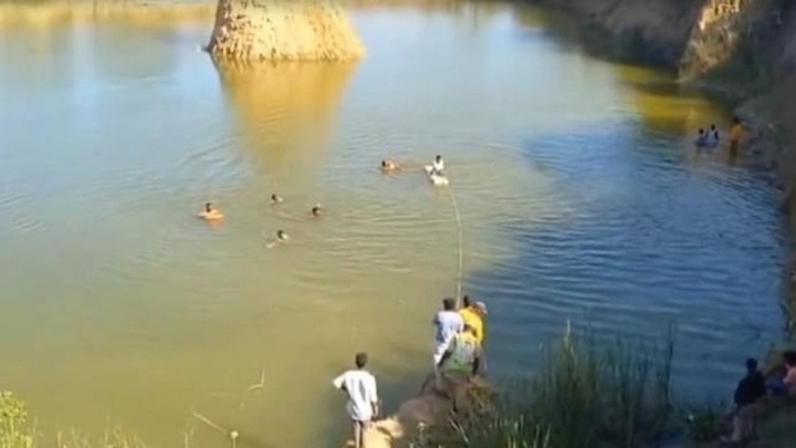 Clip: Chơi ngoài đồng khi mẹ làm việc, hai anh em chết đuối thương tâm