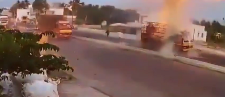 Clip: Bình gas trên thùng xe tải bất ngờ phát nổ hất tung nam công nhân ra xa