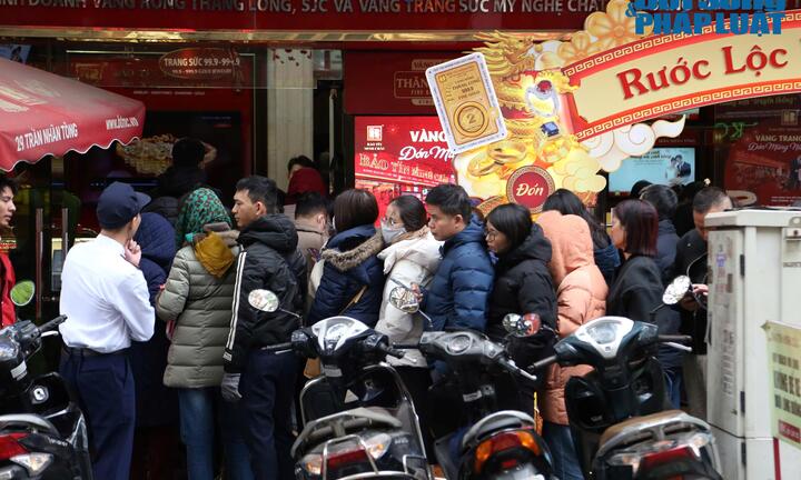 Doanh nghiệp vàng nói gì về việc bán vàng nhẫn “nhỏ giọt”, giới hạn số lượng?