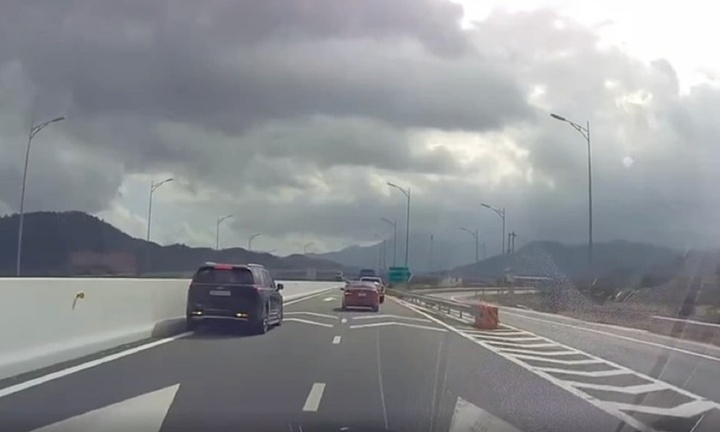 Clip: Camera ghi lại cảnh ô tô 7 chỗ đi lùi trên cao tốc Nha Trang - Cam Lâm