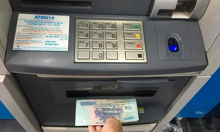 Trong cây ATM thường có bao nhiêu tiền?
