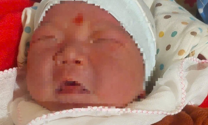 Xót xa bé gái bị bỏ rơi dưới trời lạnh, cùng tờ giấy 