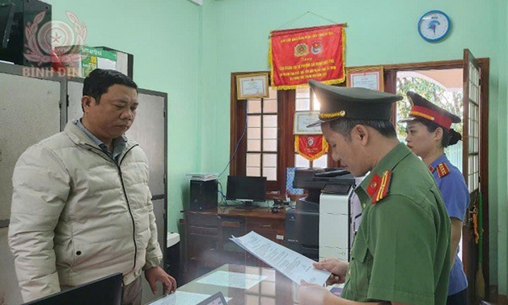 Bình Định: Một chủ tịch xã bị khởi tố vì để 
