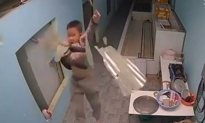 Clip: Camera ghi lại cảnh bé trai ở Thanh Hóa rơi xuống từ nóc nhà, người xem thót tim