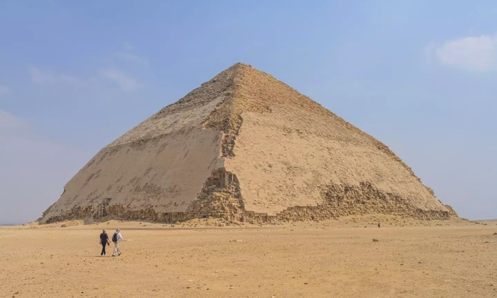 Phát hiện bất ngờ tại kim tự tháp cổ đại bị ẩn dưới cát hàng nghìn năm ở Ai Cập