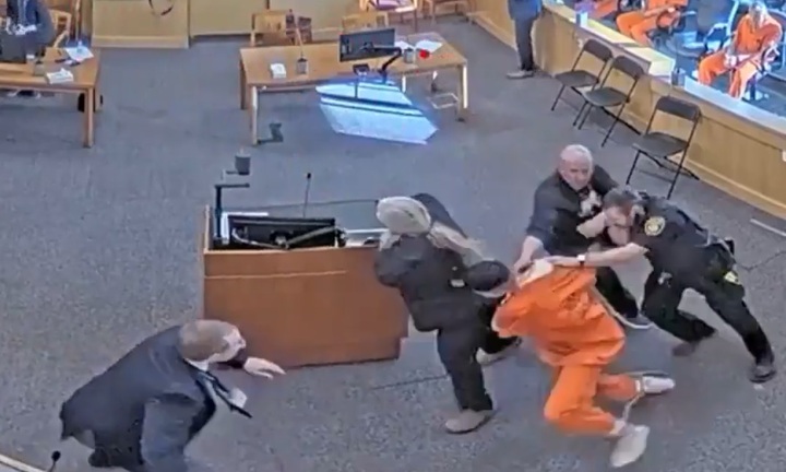 Clip: Quá phẫn nộ, chú ruột nạn nhân lao tới, 